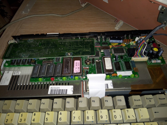 Bilder eines Accura 101 Laptops aus dem Jahr 1990