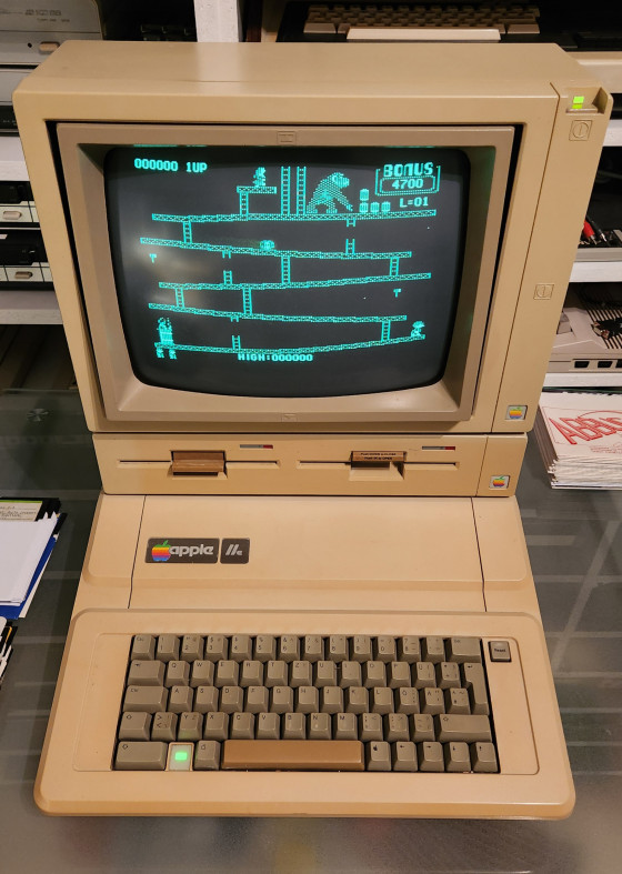Apple IIe mit Dopplediskettenlaufwerk und Monitor