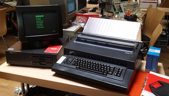 Textverarbeitungssystem Olivetti ETV 300 mit ET 121 Büroschreibmaschine