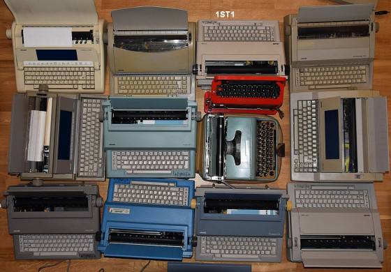 Tragbare elektronische Olivetti Schreibmaschinen, eine Auswahl, außerdem eine mechanische Valentine und Lettera 22