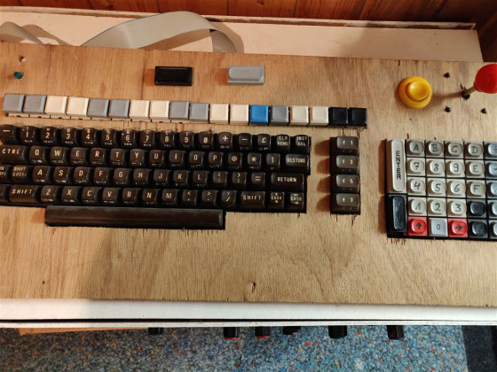 C64 + Tastatur Umbau in Holzgehäuse