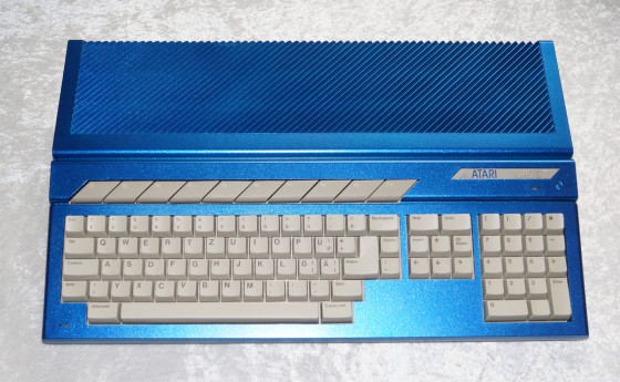 Atari 1040 ST in blue