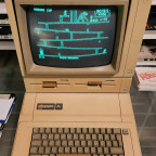 Apple IIe mit Dopplediskettenlaufwerk und Monitor
