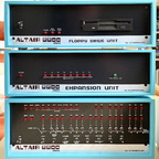 Altair 8800 Mini mit Floppy- / Erweiterungseinheit und Callisto II als Terminal